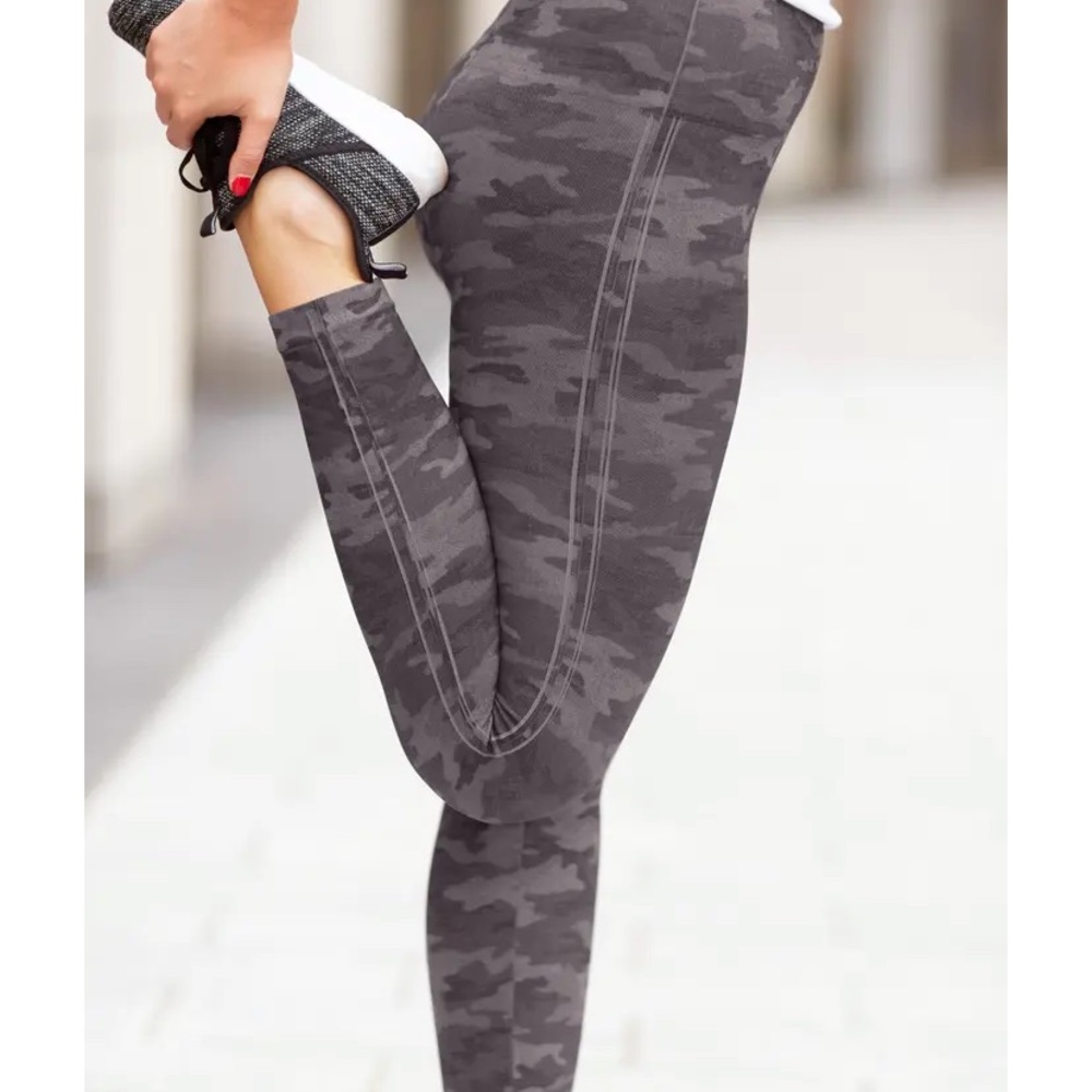 SPANX SEAMLESS GRAY CAMO LEGGINGS NWOT XSP